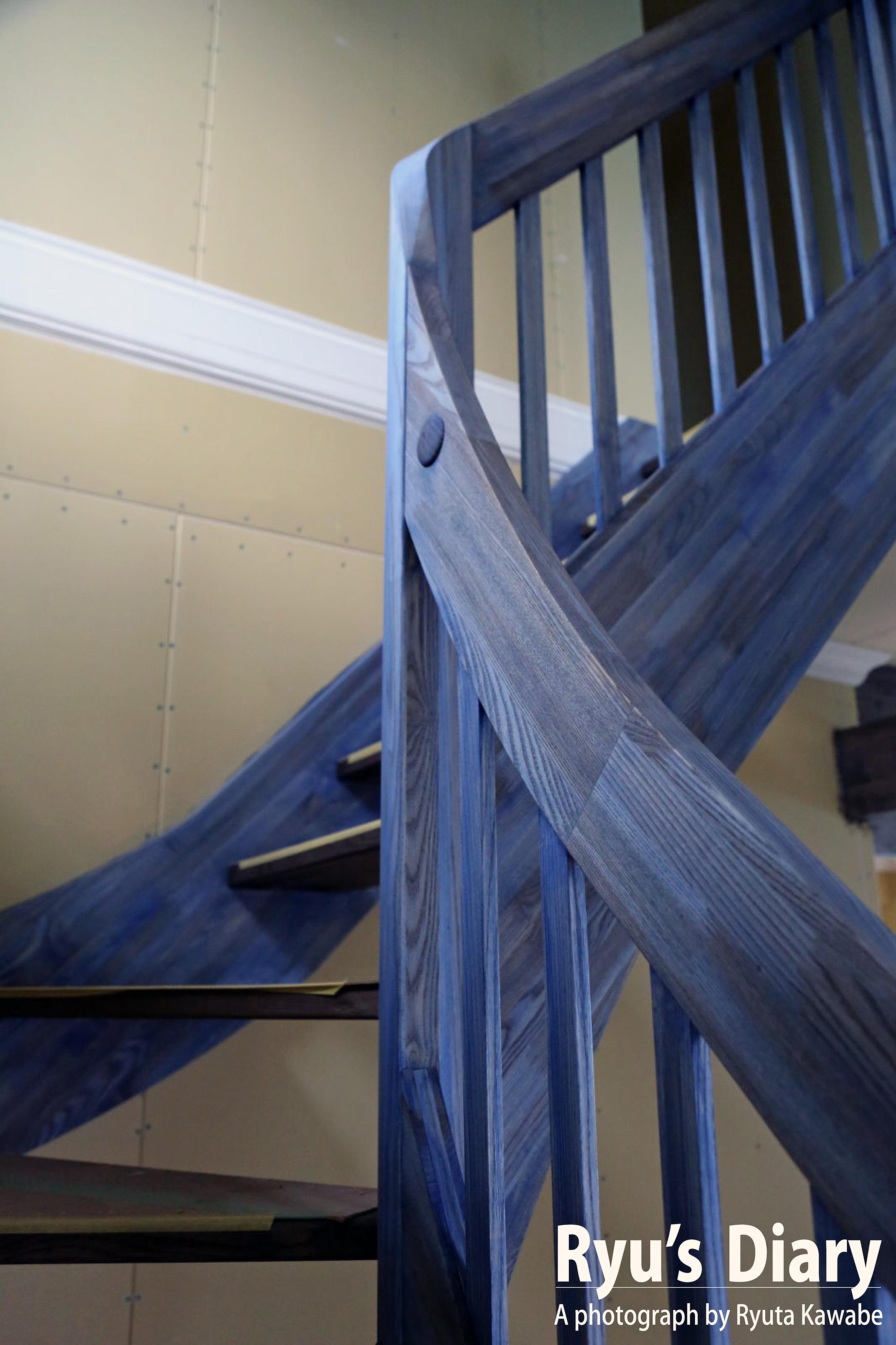 青のカーブ階段を施工_20180120
